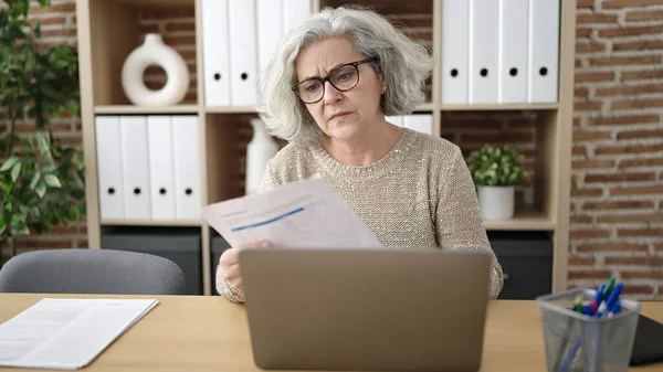 Frau Mittleren Alters Mit Grauen Haaren Büro Mit Laptop Lesegerät — Stockfoto