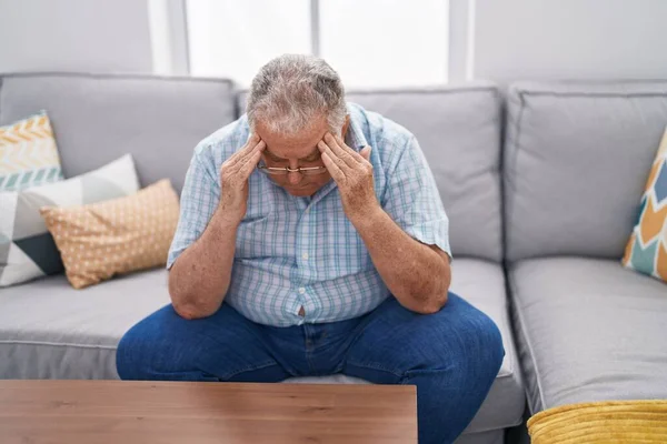 Hombre Pelo Gris Mediana Edad Estresado Sentado Sofá Casa — Foto de Stock