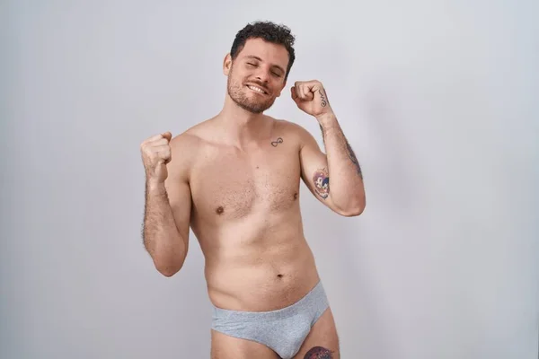 Junger Hispanischer Mann Steht Ohne Hemd Unterwäsche Und Tanzt Fröhlich — Stockfoto