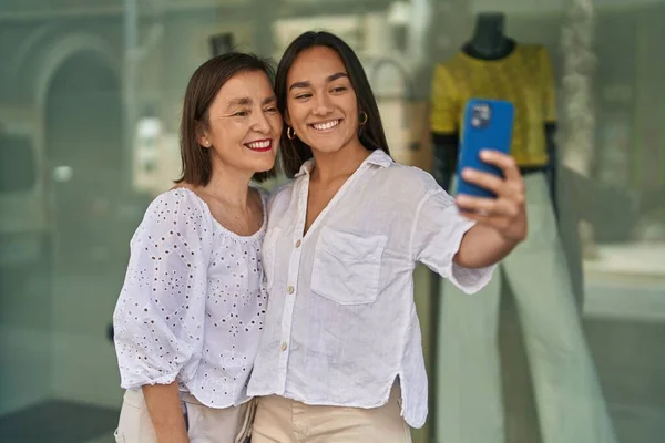 Two Women Mother Daughter Make Selfie Smartphone Street — Φωτογραφία Αρχείου