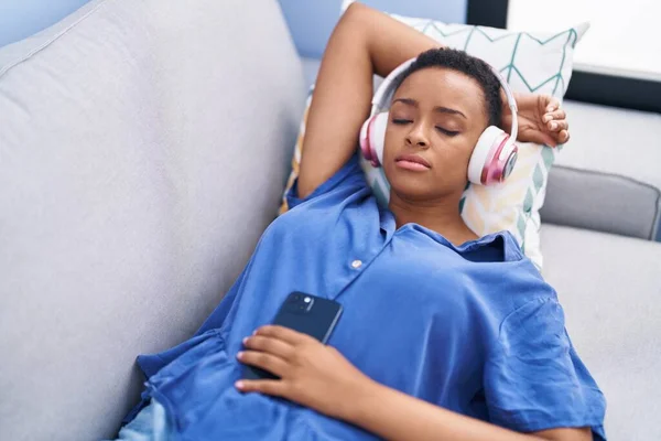 Mujer Afroamericana Escuchando Música Durmiendo Sofá Casa — Foto de Stock