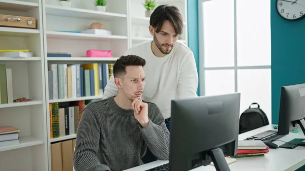 Zwei Männer Studieren Computer Der Bibliothek — Stockfoto