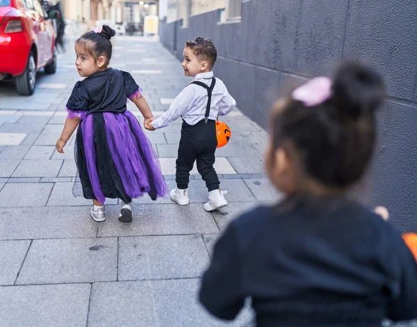 Grupa Dzieci Kostiumie Halloween Spaceru Rąk Razem Klasie — Zdjęcie stockowe