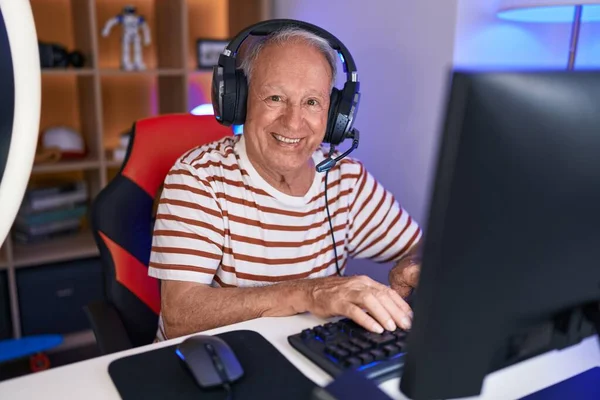 Streamer Hombre Pelo Gris Mediana Edad Jugando Videojuegos Con Computadora — Foto de Stock