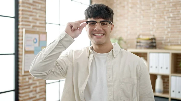 若いヒスパニック系の男のビジネスマンはオフィスで自信に満ちて笑顔 — ストック写真