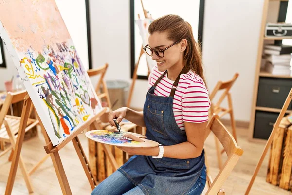 在艺术工作室里 年轻女子自信地微笑着画画 — 图库照片