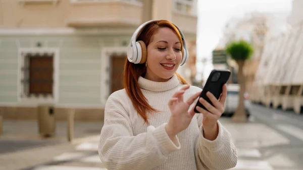 Jeune Rousse Femme Souriant Confiant Écouter Musique Aide Smartphone Dans — Photo