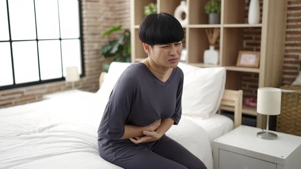 Jovem Chinesa Sofrendo Por Dor Menstrual Sentada Cama Quarto — Fotografia de Stock