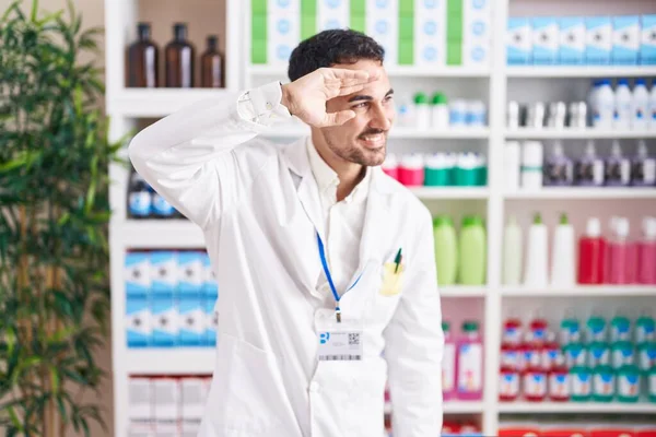 Hombre Hispano Guapo Trabajando Farmacia Muy Feliz Sonriente Mirando Lejos — Foto de Stock