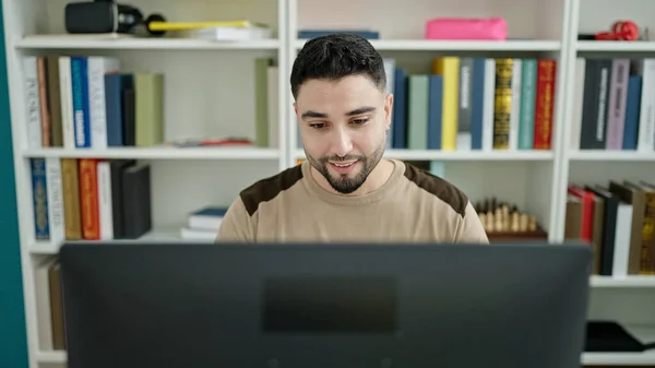 Νεαρός Άραβας Φοιτητής Χρησιμοποιώντας Υπολογιστή Που Σπουδάζει Στην Τάξη Του — Φωτογραφία Αρχείου