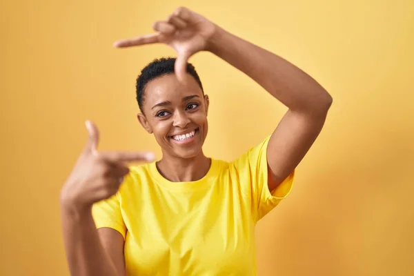 Afrikaans Amerikaanse Vrouw Glimlachen Zelfverzekerd Doen Foto Gebaar Met Handen — Stockfoto