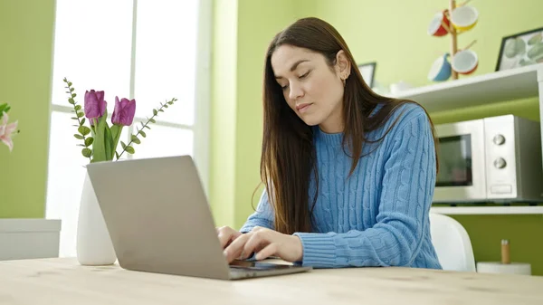 Junge Kaukasische Frau Sitzt Mit Laptop Auf Tisch Esszimmer — Stockfoto