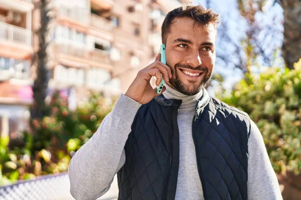 Νεαρός Ισπανόφωνος Χαμογελά Σίγουρος Μιλώντας Στο Smartphone Στο Πάρκο — Φωτογραφία Αρχείου