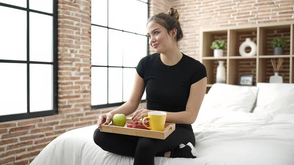 Νεαρή Όμορφη Ισπανόφωνη Γυναίκα Τρώει Υγιεινό Πρωινό Στο Κρεβάτι Στο — Φωτογραφία Αρχείου