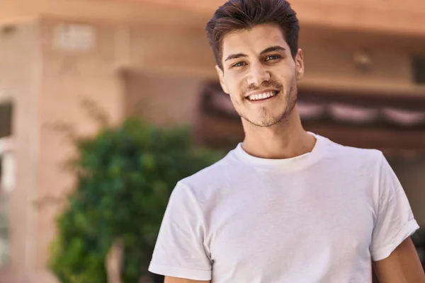 Νεαρός Ισπανός Άντρας Χαμογελάει Σίγουρος Ότι Στέκεται Στο Πάρκο — Φωτογραφία Αρχείου