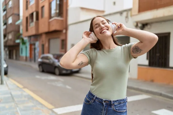 Молодая Красивая Женщина Слушает Музыку Танцует Улице — стоковое фото