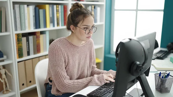Kütüphane Üniversitesinde Bilgisayar Kullanan Güzel Spanyol Bir Kız Öğrenci — Stok fotoğraf