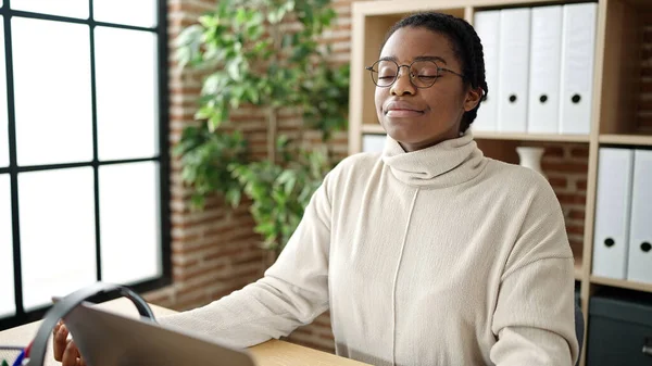 Africano Americano Mulher Trabalhador Negócios Fazendo Exercício Ioga Escritório — Fotografia de Stock