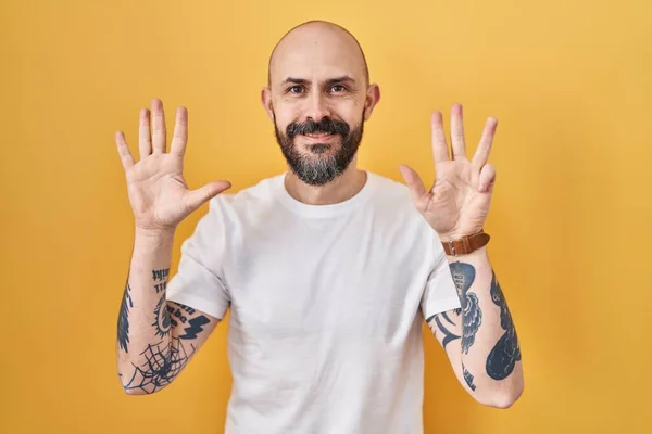Young Hispanic Man Tattoos Standing Yellow Background Showing Pointing Fingers — Stockfoto