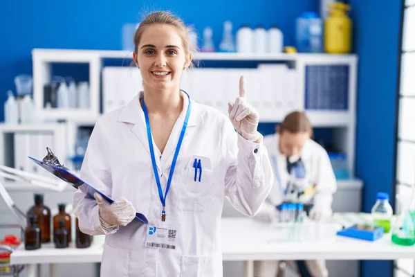 Mulher Loira Trabalhando Laboratório Cientista Surpreso Com Uma Ideia Pergunta — Fotografia de Stock