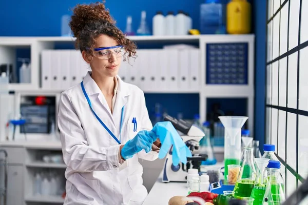 Jonge Spaanse Vrouw Wetenschapper Draagt Handschoenen Het Laboratorium — Stockfoto