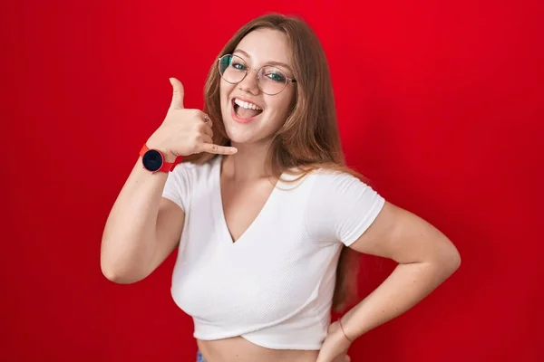 Young Caucasian Woman Standing Red Background Smiling Doing Phone Gesture — Stock Photo, Image