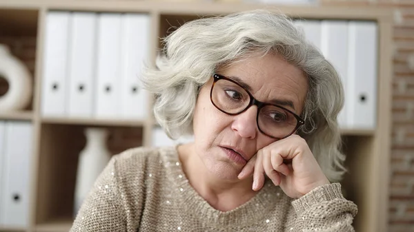 Frau Mittleren Alters Mit Grauen Haaren Sitzt Mit Entspanntem Gesichtsausdruck — Stockfoto
