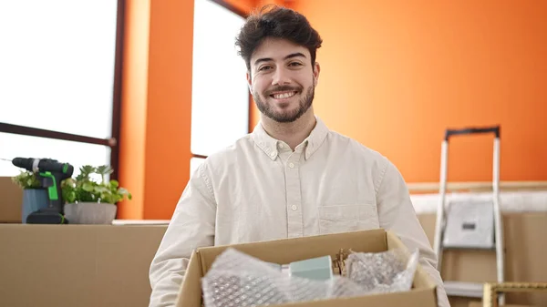 Jonge Spaanse Man Glimlacht Vol Zelfvertrouwen Wachtpakket Nieuw Huis — Stockfoto