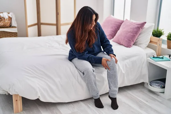 Молода Іспаномовна Жінка Страждає Від Болю Коліні Сидячи Ліжку Спальні — стокове фото