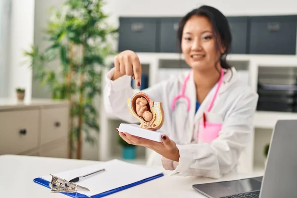 Young Chinese Woman Wearing Doctor Uniform Holding Anatomical Model Uterus — Stockfoto