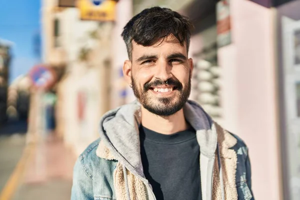 Молодий Іспаномовний Чоловік Посміхається Впевнено Стоїть Вулиці — стокове фото
