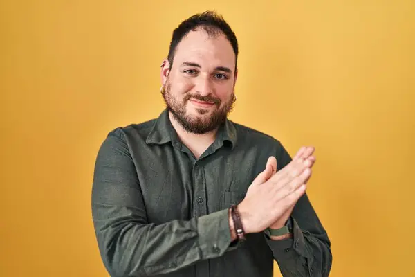 Velikost Hispánský Muž Vousy Stojí Nad Žlutým Pozadím Tleskání Tleskání — Stock fotografie