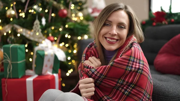 Mladá Blondýna Žena Usměvavá Sebevědomě Sedí Podlaze Vánočního Stromku Doma — Stock fotografie