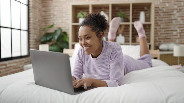 African American Woman Using Laptop Lying Bed Bedroom — Stock Photo, Image