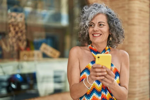 Μέση Ηλικία Γκρίζα Μαλλιά Γυναίκα Χαμογελά Αυτοπεποίθηση Χρησιμοποιώντας Smartphone Στο — Φωτογραφία Αρχείου