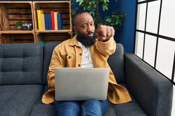 Afrikansk Amerikansk Man Använder Laptop Hemma Sitter Soffan Pekar Med — Stockfoto