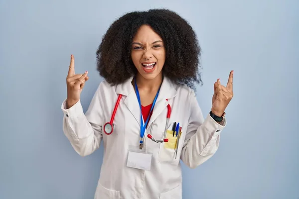 Junge Afrikanisch Amerikanische Frau Arztuniform Und Stethoskop Schreit Mit Verrücktem — Stockfoto