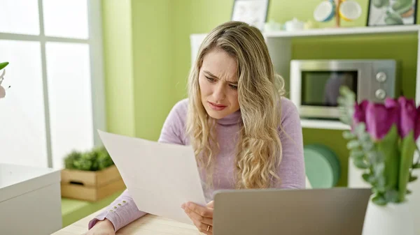 Ung Blond Kvinna Som Använder Laptop Läsa Dokument Matsal — Stockfoto
