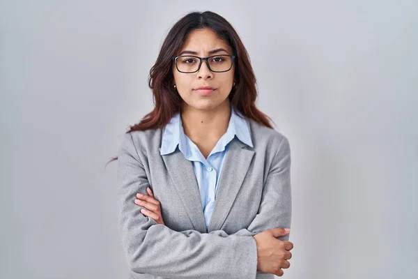 Mulher Negócios Jovem Hispânica Usando Óculos Céticos Nervosos Desaprovando Expressão — Fotografia de Stock