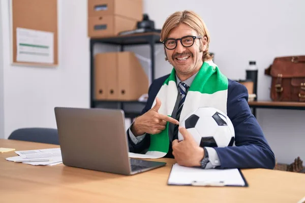 Hombre Caucásico Con Bigote Trabajando Oficina Apoyando Equipo Fútbol Sonriendo —  Fotos de Stock