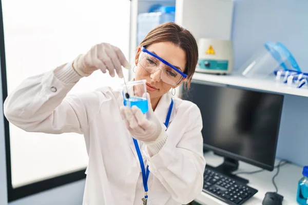 실험실에서 위에서 과학자 군복을 유리에 액체를 — 스톡 사진
