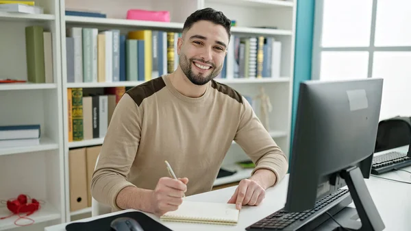 Fiatal Arab Férfi Diák Használ Számítógép Írás Notebook Egyetemi Osztályteremben — Stock Fotó