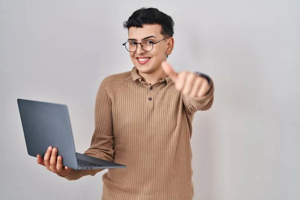 Osoba Niebinarna Korzystająca Laptopa Komputerowego Zatwierdzającego Wykonywanie Pozytywnego Gestu Ręką — Zdjęcie stockowe