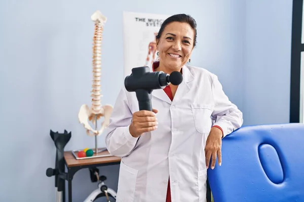 Médico Hispânico Meia Idade Mulher Segurando Arma Massagem Terapia Centro — Fotografia de Stock