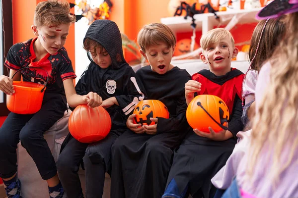 Cadılar Bayramı Kostümü Giyen Bir Grup Çocuk Evde Şeker Yiyor — Stok fotoğraf