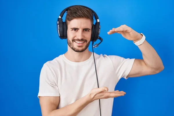 Hombre Hispano Con Barba Escuchando Música Usando Auriculares Haciendo Gestos — Foto de Stock