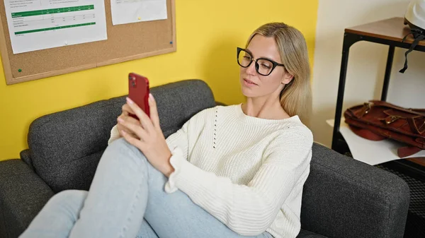 Ofiste Çalışan Sarışın Kadını Akıllı Telefon Kullanıyor — Stok fotoğraf