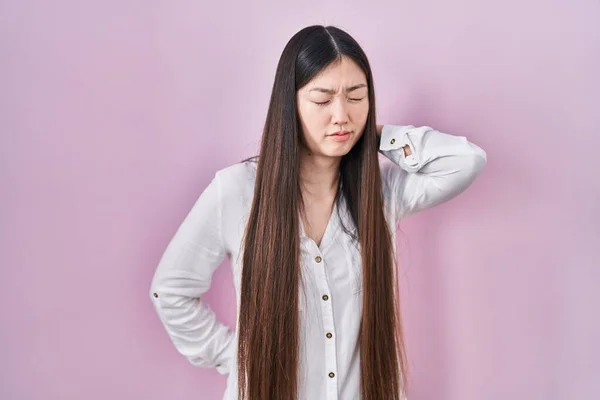 Chinese Young Woman Standing Pink Background Suffering Neck Ache Injury — Fotografia de Stock
