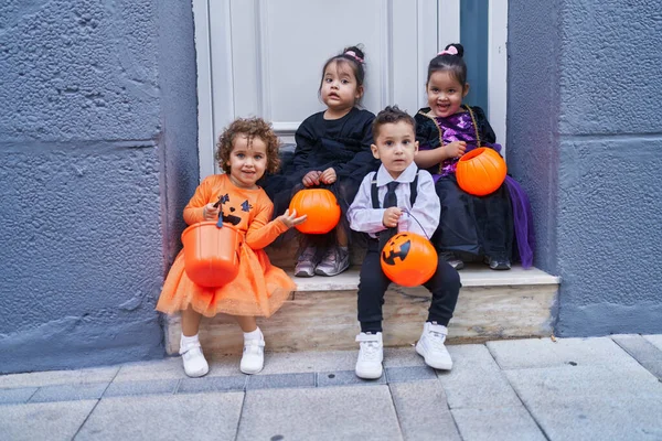 Egy Csapat Gyerek Halloween Jelmezt Visel Tök Kosarat Tartanak Utcán — Stock Fotó