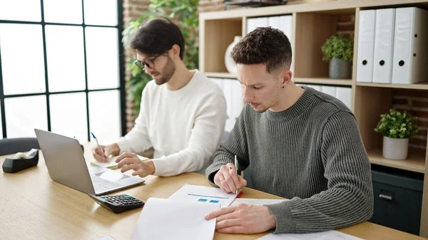 Zwei Männer Geschäftspartner Mit Laptop Schreiben Auf Dokument Arbeiten Büro — Stockfoto